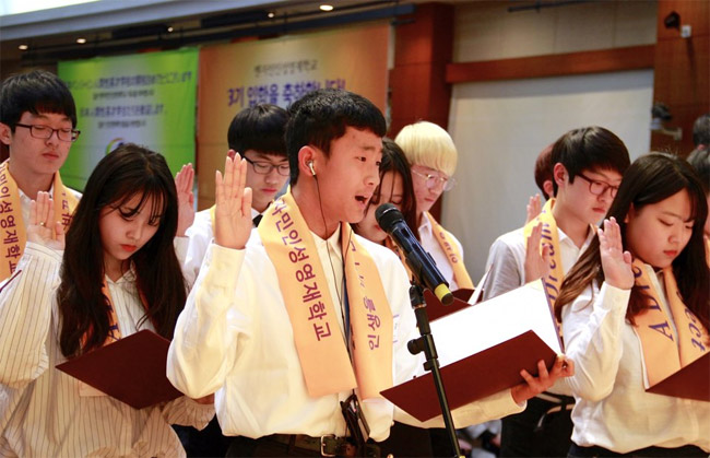 ▲韓国と日本の入学生代表による入学式宣誓